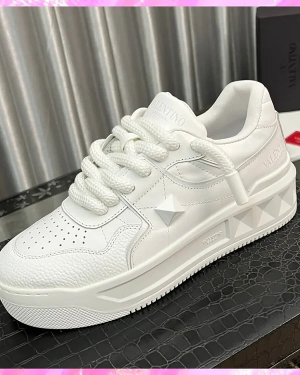 One Stud Low-Top Sneakers