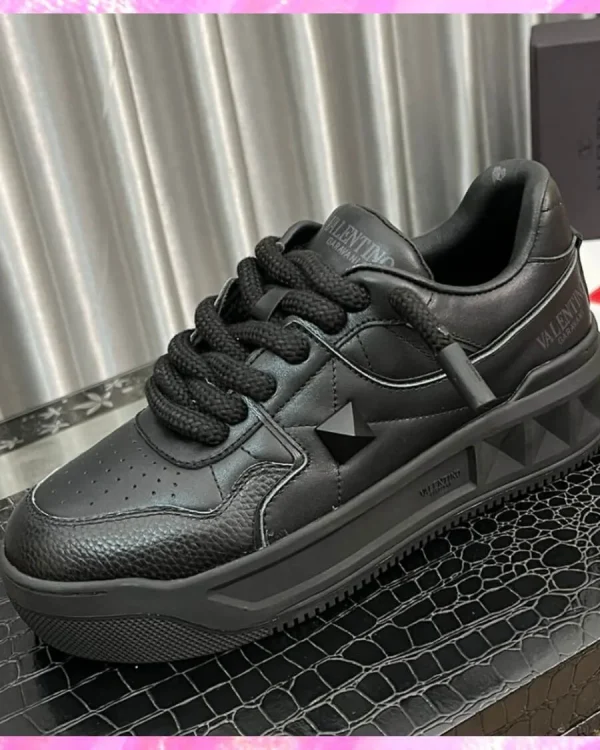 One Stud Low-Top Sneakers